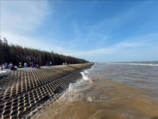 Các tuyến kè giảm sóng ở tỉnh Vĩnh Long được xây dựng với mục tiêu kép: vừa bảo vệ bờ biển khỏi nguy cơ xói lở, vừa tạo điều kiện để nâng cấp và phát triển du lịch biển. Ảnh: Chương Đài - TTXVN