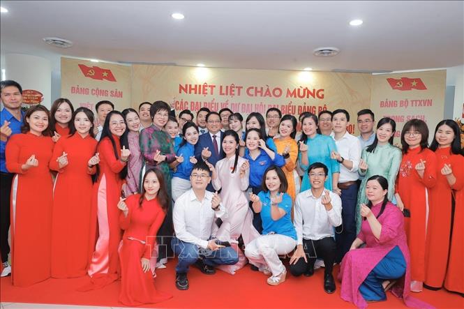 Thủ tướng Phạm Minh Chính với đoàn viên Đoàn TNCS Hồ Chí Minh TTXVN. Ảnh: Minh Quyết - TTXVN