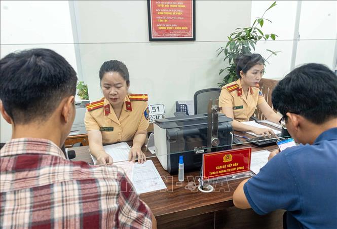 Công an phường Giảng Võ đã bố trí địa điểm thuận lợi bảo đảm thực hiện thông suốt các thủ tục hành chính cho người dân từ những ngày đầu tiên chính quyền địa phương 2 cấp đi vào vận hành. Ảnh: Phạm Kiên - TTXVN