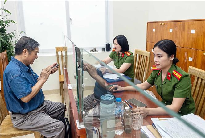 Công an phường đã tập trung các điều kiện về nhân lực, hạ tầng, đẩy mạnh tuyên truyền đến từng tổ dân phố trên địa bàn nhằm tạo điều kiện thuận lợi nhất cho người dân thực hiện thủ tục đăng ký, cấp biển số xe. Ảnh: Phạm Kiên - TTXVN