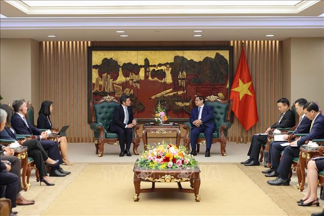 Thủ tướng Phạm Minh Chính tiếp ông Gerald Toledano, thành viên Ban Điều hành, Giám đốc mảng sản phẩm cổ phiếu và đa tài sản toàn cầu của Tổ chức FTSE Russell. Ảnh: Dương Giang-TTXVN