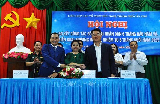 Ký kết biên bản ghi nhớ hợp tác với các đơn vị. Ảnh: Ánh Tuyết - TTXVN