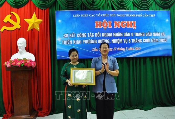 Trao tặng Bằng khen của Chủ tịch UBND thành phố cho Tập thể Liên hiệp các tổ chức hữu nghị thành phố Cần Thơ có thành tích xuất sắc trong thực hiện Phong trào thi đua lập thành tích chào mừng kỷ niệm 50 năm Ngày Giải phóng miền Nam, thống nhất đất nước. Ảnh: Ánh Tuyết - TTXVN