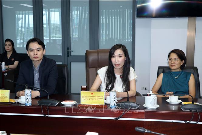 Bà Rachel Nguyễn Isenschmid - Tổng thư ký Diễn đàn Kinh tế Thụy Sỹ - Việt Nam (SVEF) phát biểu tại buổi làm việc. Ảnh: Phạm Minh Tuấn-TTXVN.