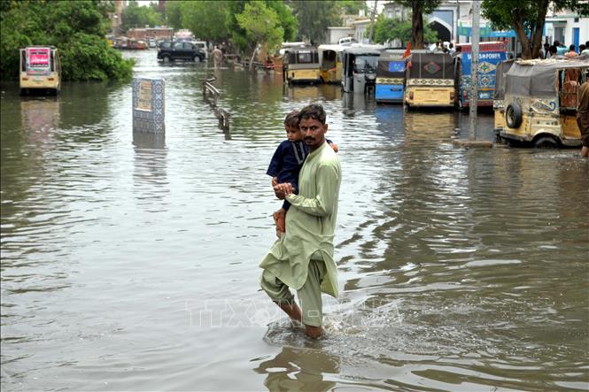 Cảnh ngập lụt sau những trận mưa lớn tại Hyderabad, Pakistan. Ảnh: THX/TTXVN