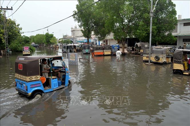 Cảnh ngập lụt sau những trận mưa lớn tại Hyderabad, Pakistan. Ảnh: THX/TTXVN
