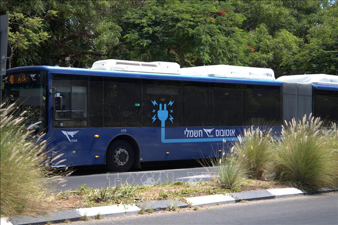 Xe buýt chạy bằng điện rất phố biến trên đường phố Tel Aviv (Israel). Ảnh: Thanh Bình - PV TTXVN tại Tel Aviv
