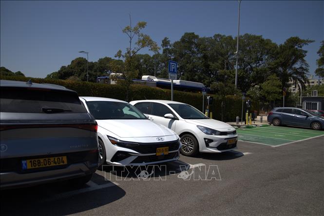 Tại Tel Aviv, các trạm xăng, các bãi đậu xe, các hầm để xe ở chung cư, tòa văn phòng hay các trung tâm thương mại... đều có các cột sạc cho xe ô tô điện. Ảnh: Thanh Bình - PV TTXVN tại Tel Aviv



