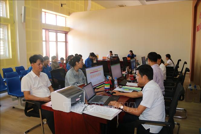 Người dân thực hiện thủ tục hành chính tại Trung tâm Phục vụ hành chính công xã Hồng Minh (tỉnh Hưng Yên). Ảnh: Thu Hoài - TTXVN