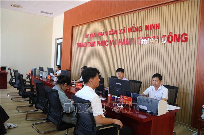 Người dân thực hiện thủ tục hành chính tại Trung tâm Phục vụ hành chính công xã Hồng Minh (tỉnh Hưng Yên). Ảnh: Thu Hoài - TTXVN