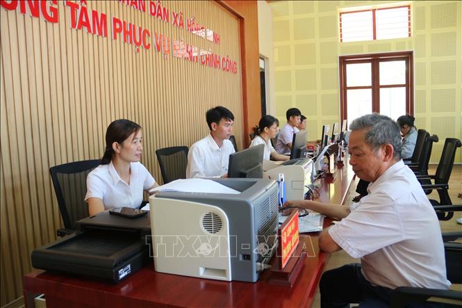 Người dân thực hiện thủ tục hành chính tại Trung tâm Phục vụ hành chính công xã Hồng Minh (tỉnh Hưng Yên). Ảnh: Thu Hoài - TTXVN