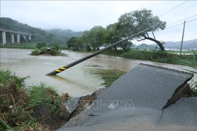 Tuyến đường bị hư hại do mưa lớn tại Gongju, tỉnh Nam Chungcheong, Hàn Quốc. Ảnh: Yonhap/TTXVN