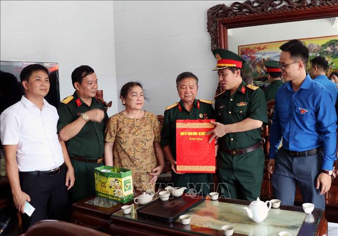 Lãnh đạo Tổng cục Chính trị QĐND Việt Nam tặng quà thương binh Nguyễn Xuân Hòa xã Đại Phúc (tỉnh Thái Nguyên). Ảnh: Trần Trang -TTXVN