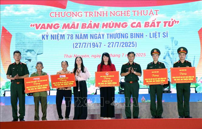 Ban Thanh niên Quân đội tặng kinh phí hỗ trợ xây nhà cho gia đình chính sách và đồ dùng học tập cho các trường học. Ảnh: Trần Trang -TTXVN