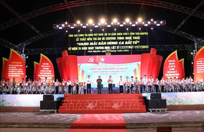 Trao tặng xe đạp cho học sinh có hoàn cảnh khó khăn. Ảnh: Trần Trang -TTXVN