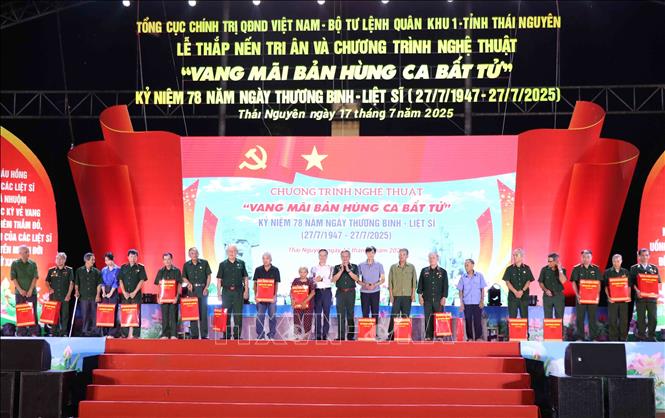 Thượng tướng Lê Quang Minh, Phó Chủ nhiệm Tổng cục Chính trị QĐND Việt Nam và lãnh đạo tỉnh Thái Nguyên trao quà cho người có công, gia đình chính sách. Ảnh: Trần Trang -TTXVN
