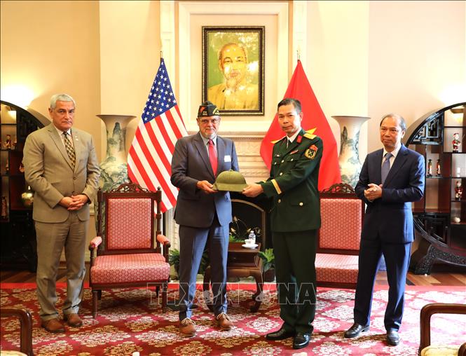 Đại diện VFW trao kỷ vật cho phía Việt Nam. (Ảnh: Ngọc Quang, PV TTXVN tại Mỹ)
