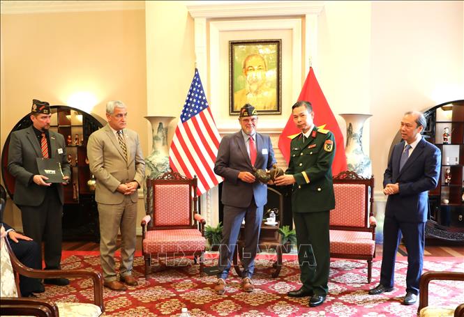 Đại diện VFW (trái) trao kỷ vật cho phía Việt Nam. (Ảnh: Ngọc Quang, PV TTXVN tại Mỹ)