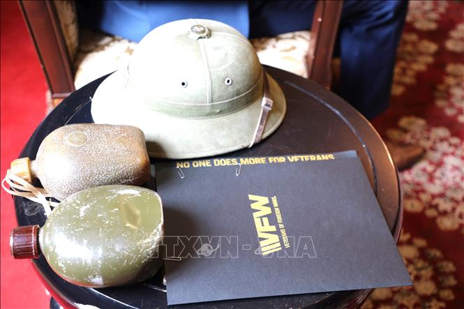 Những kỷ vật chiến tranh do VFW trao lại cho Việt Nam. (Ảnh: Ngọc Quang, PV TTXVN tại Mỹ)