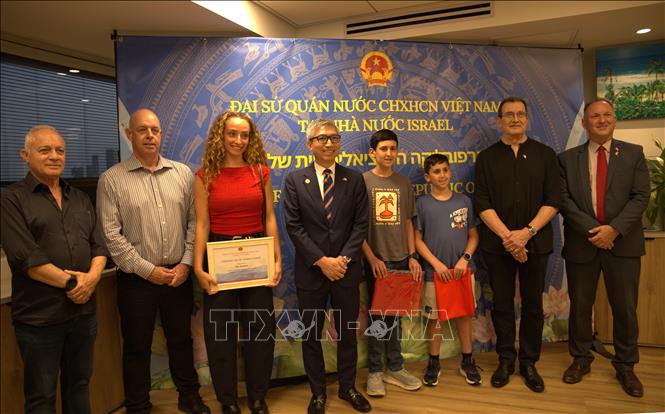 Đại sứ Lý Đức Trung trao Chứng nhận đoạt giải Nhì Cuộc thi ảnh chụp bằng điện thoại di động với chủ đề “Live fully in Viet Nam