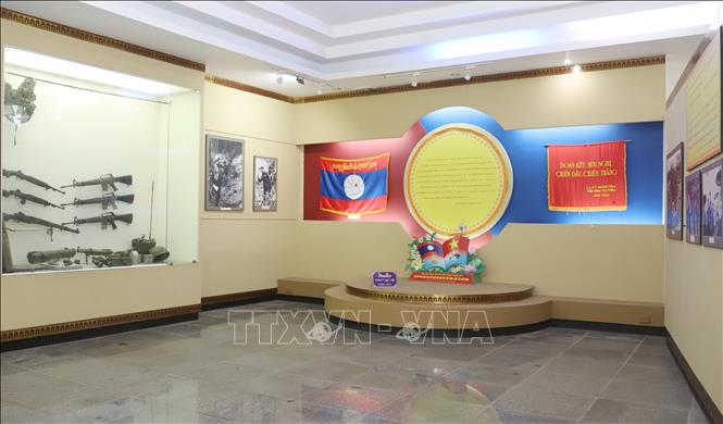 Góc trưng bày hiện vật và lời thề sắt son của Liên minh chiến đấu Việt Nam-Lào tại Bảo tàng Truyền thống Liên minh chiến đấu Lào-Việt Nam ở Bản Đông, huyện Sepon, tỉnh Savannakhet. Ảnh: Xuân Tú - PV TTXVN tại Lào