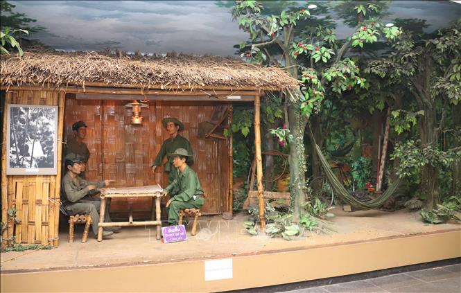 Góc tái hiện các chiến sĩ Việt Nam, Lào luôn kề vai sát cánh trong chiến đấu tại Bảo tàng Truyền thống Liên minh chiến đấu Việt-Lào tại Bản Đông, huyện Sepon, tỉnh Savannakhet. Ảnh: Xuân Tú - PV TTXVN tại Lào