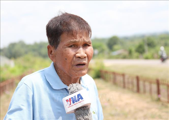 Ông Bounkham Sangsoulyvong, cựu dân quân huyện Sepon, tỉnh Savannakhet, chia sẻ kỷ niệm trong những năm tháng bảo vệ tuyến đường Hồ Chí Minh. Ảnh: Xuân Tú - PV TTXVN tại Lào