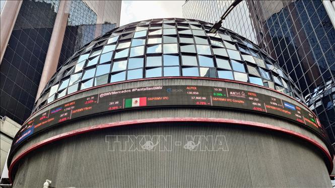 Bản thông tin cổ phiếu trực tuyến bên ngoài Trung tâm giao dịch chứng khoán Mexico, thủ đô Mexico City, Mexico. Ảnh: Phi Hùng - PV TTXVN tại Mexico