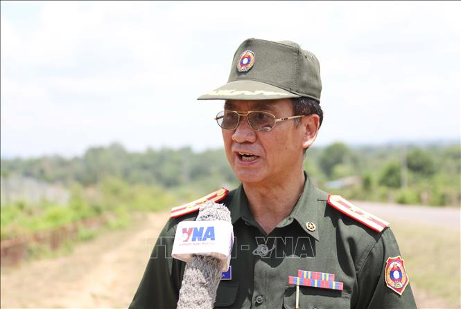 Trung tá Houmphanh Chansanga, Giám đốc Bảo tàng Truyền thống Liên minh chiến đấu Lào-Việt Nam tại Bản Đông, huyện Sepon, tỉnh Savannakhet, trả lời phỏng vấn phóng viên TTXVN. Ảnh: Xuân Tú - PV TTXVN tại Lào
