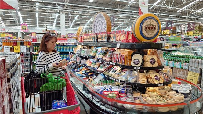 Khách hàng chọn mua thực phẩm trong một siêu thị Walmart tại thủ đô Mexico City, Mexico. Ảnh: Phi Hùng - PV TTXVN tại Mexico