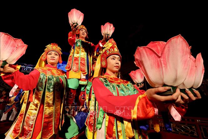 A dance of six lanterns, representing six offerings to Buddha (incense, flower, light, tea, fruit, and oan - truncated cone-shaped cake). VNA Photo: Nhật Anh