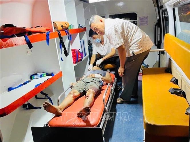 Rạng sáng 18/7/2025, tài xế Nguyễn Trung T. đã được đưa ra khỏi cabin xe đầu kéo gặp nạn an toàn và được chuyển đến cơ sở y tế để tiếp tục điều trị. Ảnh: TTXVN phát