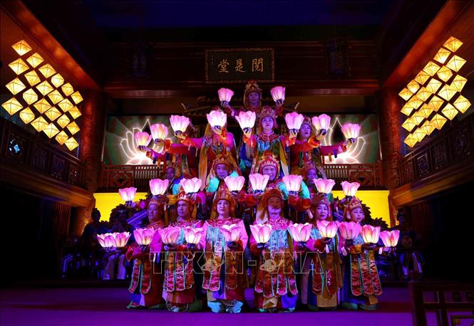 The dance of six flower lanterns is an important dance in Hue royal court music, bearing strong Buddhist influences and was modified by Emperor Minh Mang to be performed in court ceremonies. VNA Photo: Nhật Anh
