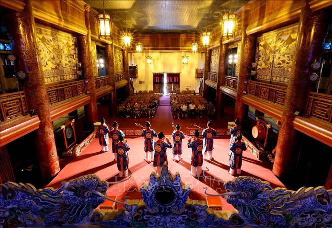 Traditional sound reverbs through the performance hall, recreating a scene from the past of Vietnam's royal court. VNA Photo