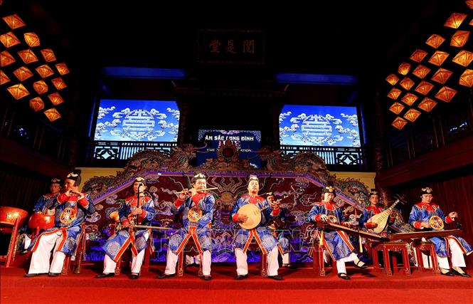 Nha Nhac has its own court orchestra with the presentation of the most valuable musical instruments of Vietnam, such as wind instruments, string instruments, membranophones, among others, associated with rich rhythms and songs with profound content. VNA Photo