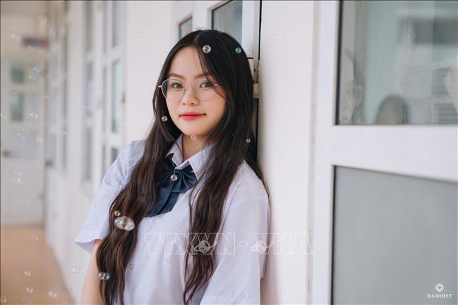 Nữ sinh Nguyễn Vân Khanh, lớp 12 chuyên Trung, Trường THPT chuyên Hoàng Văn Thụ xuất sắc giành ngôi thủ khoa khối D04 toàn tỉnh Phú Thọ với số điểm 28,25. Ảnh: TTXVN phát