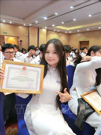 Nữ sinh Nguyễn Vân Khanh, lớp 12 chuyên Trung, Trường THPT chuyên Hoàng Văn Thụ nhận Giấy khen trong kỳ thi học sinh giỏi Quốc gia. Ảnh: TTXVN phát