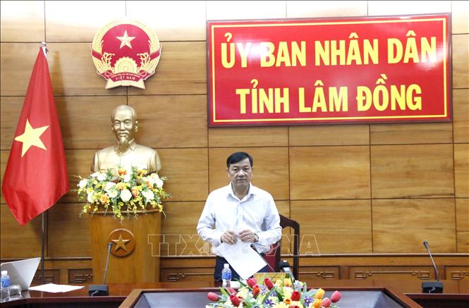 Ông Lê Trọng Yên, Phó Chủ tịch UBND tỉnh Lâm Đồng, phát biểu tại buổi làm việc với các xã, phường ven biển. Ảnh: Nguyễn Thanh - TTXVN