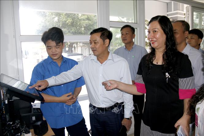 Ông Lê Trọng Yên (giữa), Phó Chủ tịch UBND tỉnh Lâm Đồng, kiểm tra giải quyết thủ tục hành chính trực tuyến tại phường Phú Thủy. Ảnh: Nguyễn Thanh - TTXVN