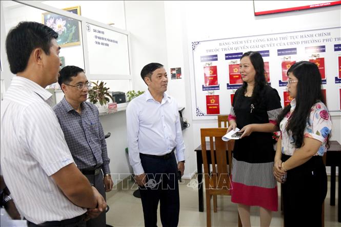 Ông Lê Trọng Yên (giữa), Phó Chủ tịch UBND tỉnh Lâm Đồng, nghe báo cáo giải quyết thủ tục hành chính tại phường Phú Thủy. Ảnh: Nguyễn Thanh - TTXVN
