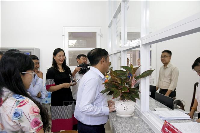 Đoàn công tác UBND tỉnh Lâm Đồng kiểm tra xử lý hồ sơ đất đai tại Trung tâm phục vụ hành chính công phường Phú Thủy. Ảnh: Nguyễn Thanh - TTXVN