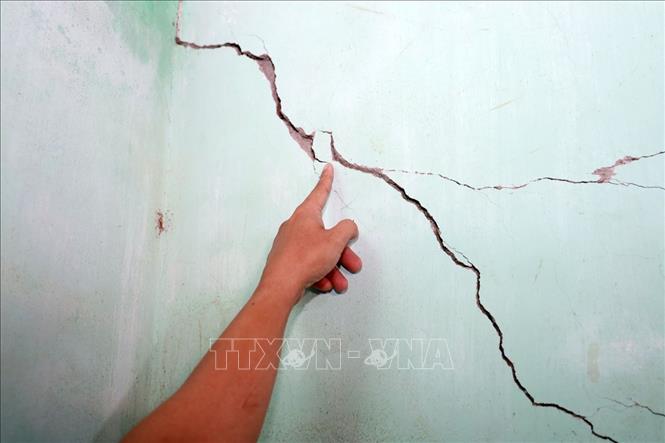 Một vết nứt dài và lớn được ghi nhận tại một hộ dân trong phạm vi ảnh hưởng do thi công cao tốc. Ảnh: Xuân Triệu - TTXVN