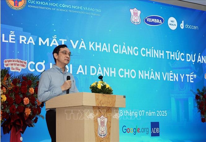 Chủ tịch Hội nghiên cứu và ứng dụng Y – Sinh (VAMBRA) chia sẻ. Ảnh: Trần Việt - TTXVN