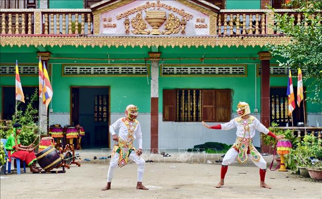 Điểm đặc biệt ở biểu diễn trống Chhay-Dăm không chỉ ở kỹ thuật đánh trống mà còn ở phần trình diễn hình thể. Ảnh: Thanh Sang -TTXVN