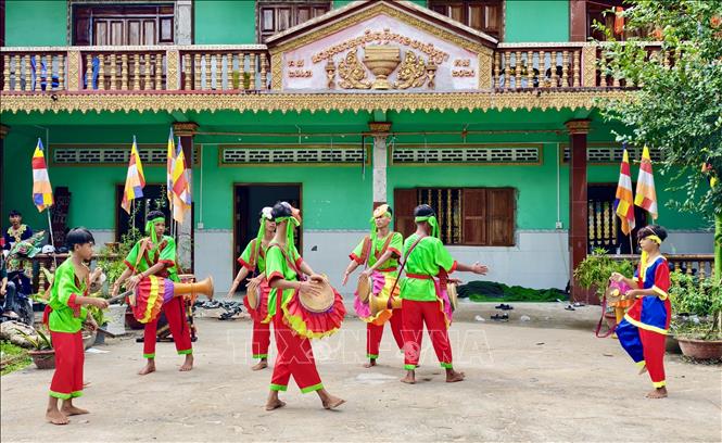 Trình diễn nghệ thuật diễn tấu trống Chhay-Dăm của người Khmer An Giang. Ảnh: Thanh Sang -TTXVN
