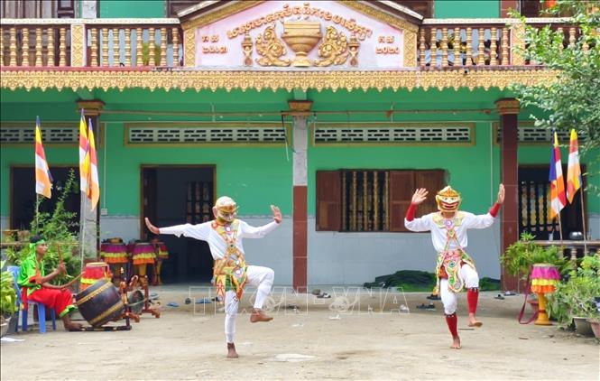 Nghệ thuật diễn tấu trống Chhay-Dăm là sự kết hợp độc đáo giữa âm nhạc với nhịp điệu mạnh mẽ của trống và các động tác múa sinh động, hài hước. Ảnh: Thanh Sang -TTXVN