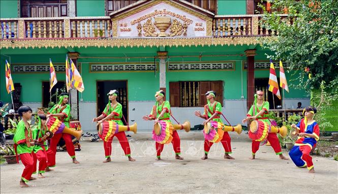 Trình diễn nghệ thuật diễn tấu trống Chhay-Dăm của người Khmer An Giang. Ảnh: Thanh Sang -TTXVN