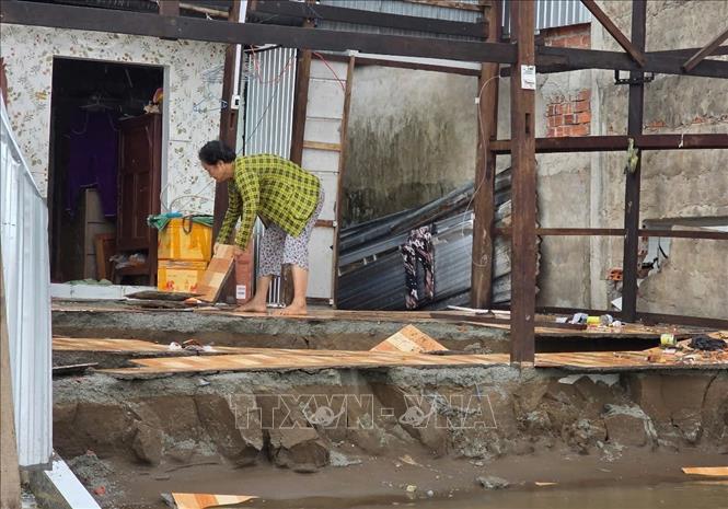 Toàn bộ căn nhà của bà Nguyễn Thị Hồng Hoa, khóm 3 phường Giá Rai (tỉnh Cà Mau) bị đổ sụp xuống sông. Ảnh: TTXVN phát