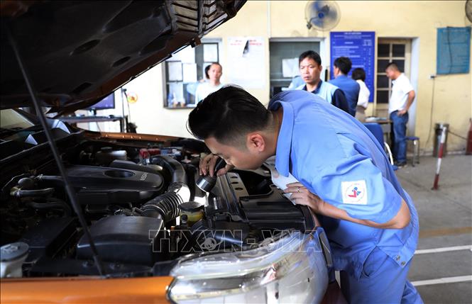 Các phương tiện xe cơ giới làm thủ tục đăng kiểm tại trung tâm đăng kiểm xe cơ giới số 29.03V (Cục Đăng kiểm Việt Nam). Ảnh: Quốc Khánh - TTXVN