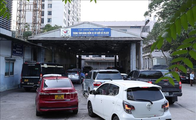 Các phương tiện xe cơ giới làm thủ tục đăng kiểm tại trung tâm đăng kiểm xe cơ giới số 29.03V (Cục Đăng kiểm Việt Nam). Ảnh: Quốc Khánh - TTXVN